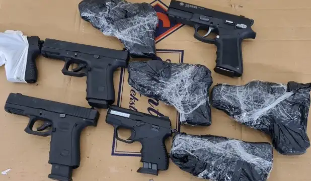 Митническите служители откриха 9 бойни пистолета при проверка на товарен