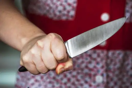 Жена прободе с нож съпруга си след семеен скандал съобщиха