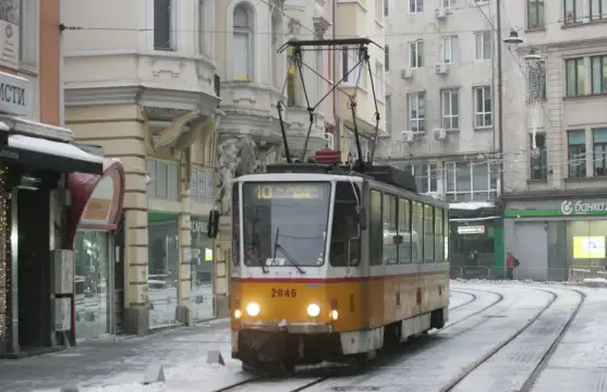Трамвай блъсна 15 годишно момиче в центъра на София съобщиха от