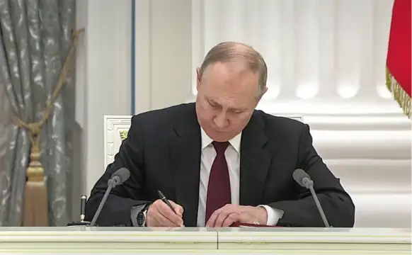 Руският президент Владимир Путин подписа укази за признаване на ЛНР