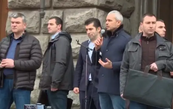 Премиерът Кирил Петков излезе на протеста на Възраждане срещу зелените