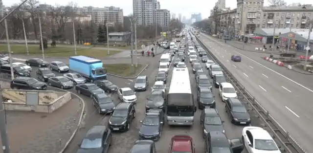 Хиляди жители на украинската столица Киев напускат града с колите