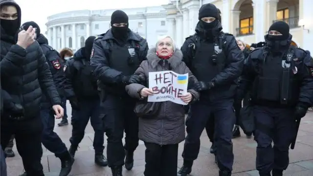 Протести се провеждат в руските градове срещу нахлуването в Украйна
