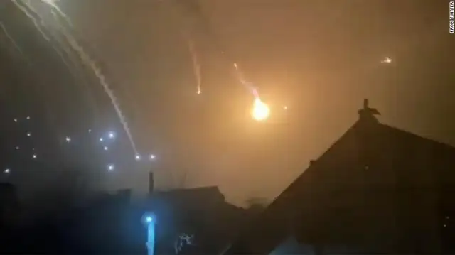 Украинската столица Киев е била обстрелвана с ракети рано тази