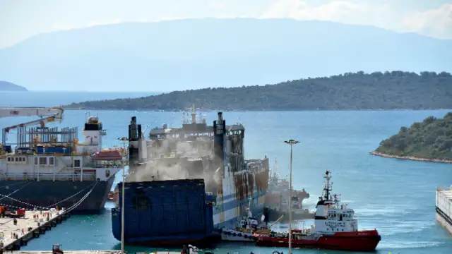 Продължава операцията на изгорелия ферибот в Гърция Плавателният съд се запали