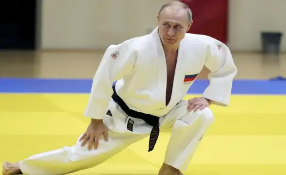 Руският президент Владимир Путин е отстранен от поста почетен президент