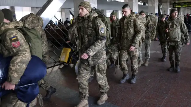 В украинския град Лвов опашки от хора чакат да се