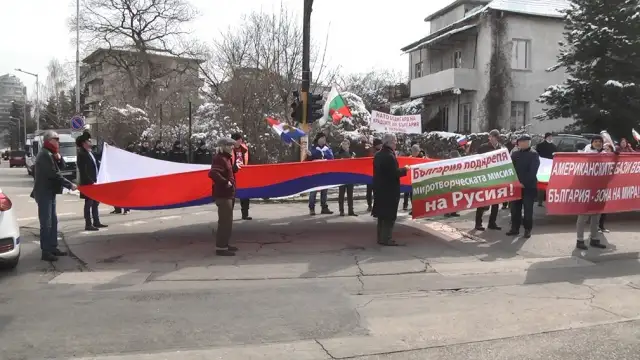 Десетки граждани се събраха пред Руското посолство за да подкрепят