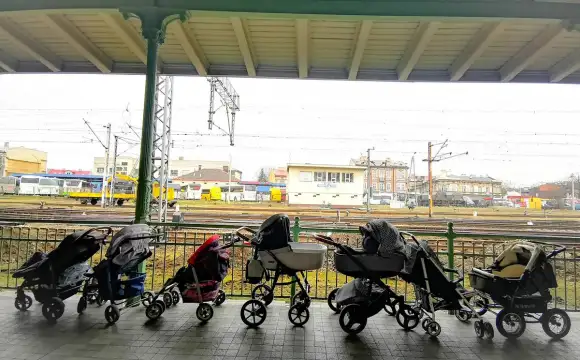Щедри майки оставиха детски колички на гара в Полша които