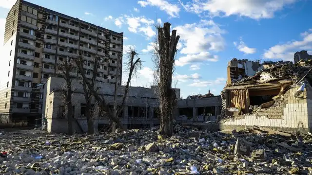Удар срещу жилищен блок в Киев причини днес смъртта на