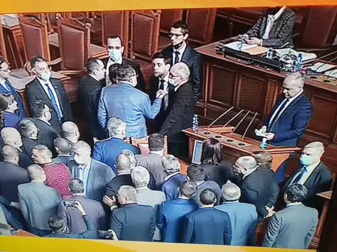 Бой в пленарната зала между депутатите ГЕРБ се конфронтира с