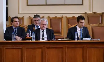 Премиерът Кирил Петков вътрешният министър Бойко Рашков и финансовият министър