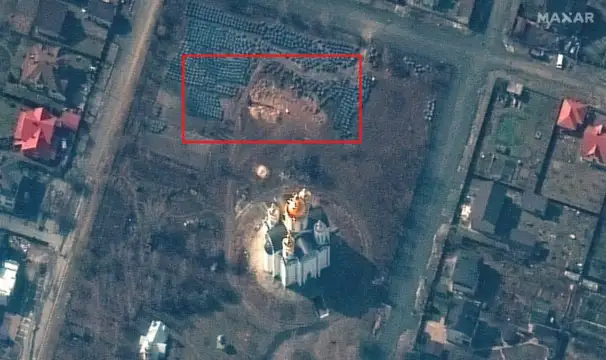 Според информацията и сателитните изображения на Маxar масовият гроб в