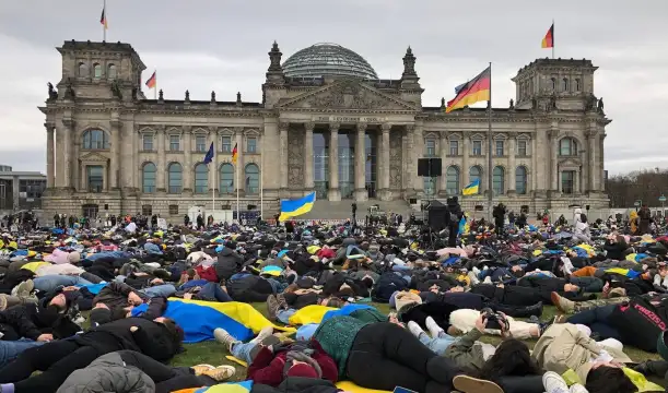 Няколко хиляди протестиращи излязоха на поляната пред германския парламент в