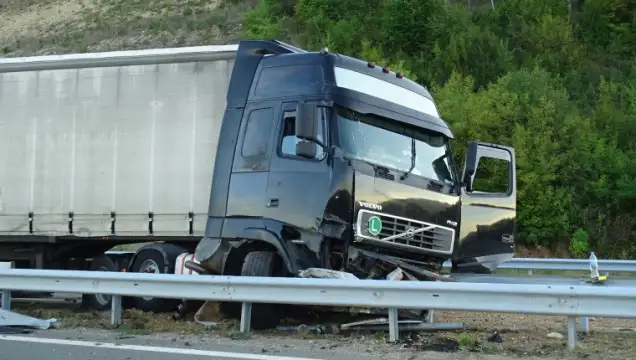 Катастрофа с ТИР блокира международен път Е 79 между Ботевград и
