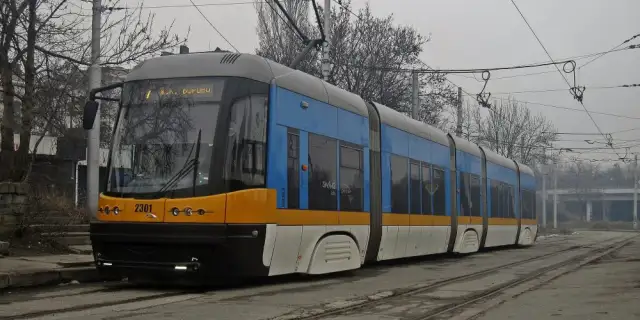 Трамвай дерайлира в центъра на София след удар с лек