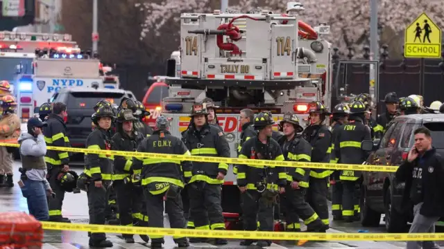 Най малко 13 души бяха ранени при стрелба в метростанция