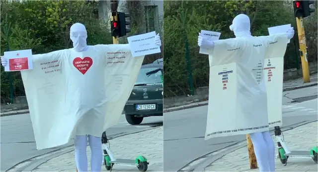 Човек мишена застана пред Руското посолство иска войната да спре