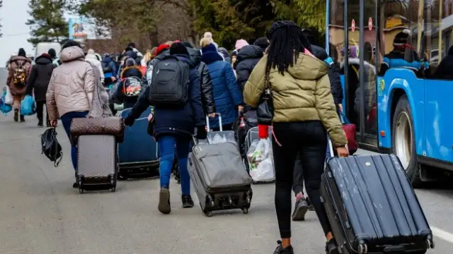 Близо пет милиона украинци са избягали от страната си след