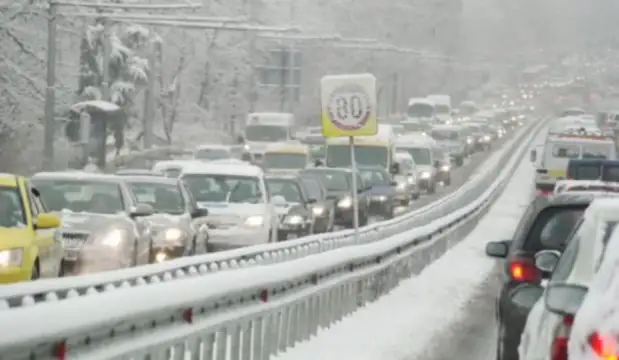 Сняг на парцали смая жителите на столицата Вали в цяла