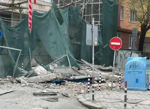 Фасада на сграда падна на метри от преминаващи хора в