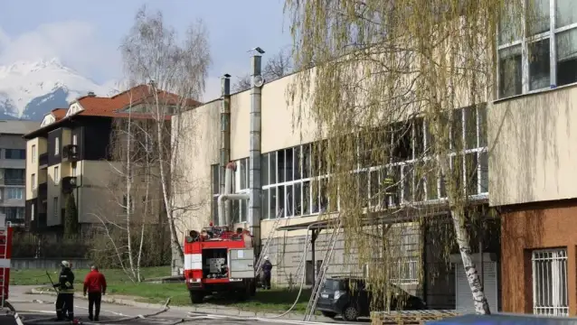 СНИМКА bTVБившият завод за телефони в Банско е пламнал тази