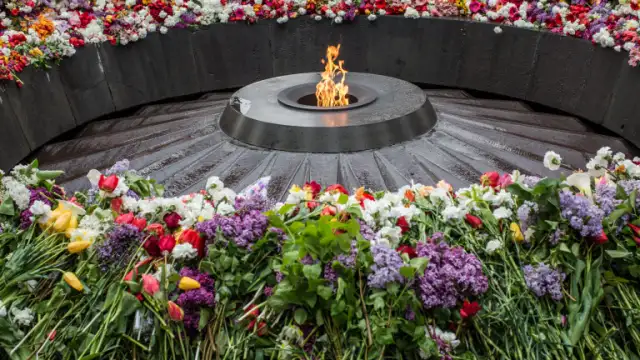Многохилядно шествие в памет на жертвите на кланетата на арменци