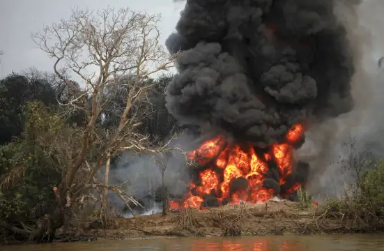 При експлозия в нелегална петролна рафинерия в южната част на