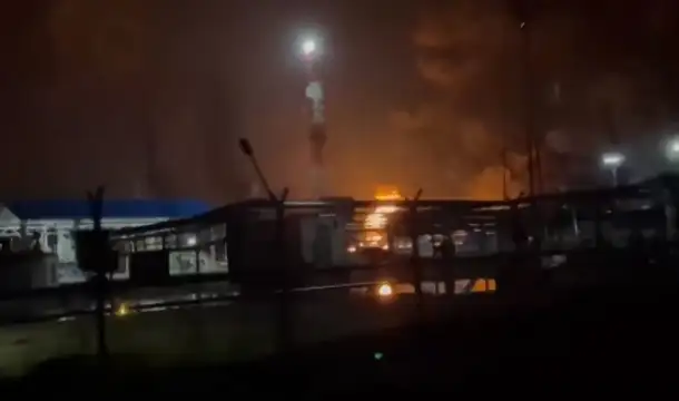 Огромна експлозия в два склада за гориво в западния руски