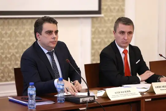 Вицепремиерът Асен Василев и министърът на енергетика Александър Николов се