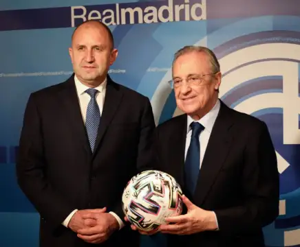 Президентът Румен Радев подари топка с автографи на футболистите от