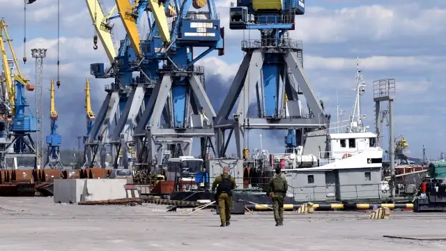 Служители започнаха работа в морското пристанище Мариупол предаде кореспондентът на