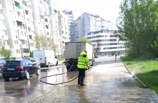 На празнични 6 май в София продължава миенето на улиците