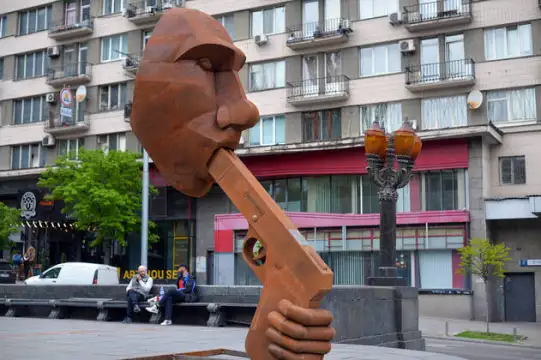 Паметник на руския президент Владимир Путин с дуло в уста