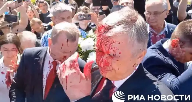 Във Варшава руският посланик беше нападнат полят с червена