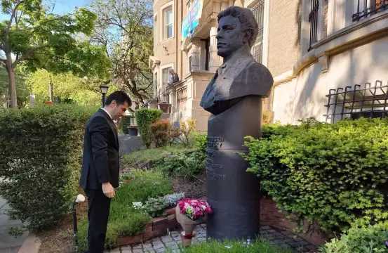 Поднесох цветя на паметника на Васил Левски пред посолството ни