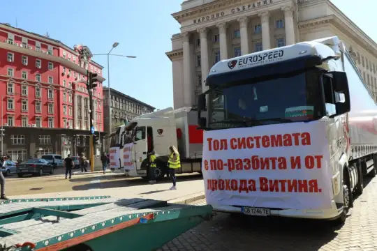Властите в София не допускат колоните от автобуси и камиони