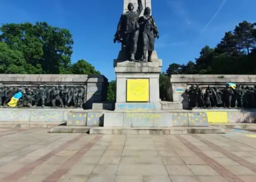 Паметникът Братска могила в София е бил изрисуван в цветовете