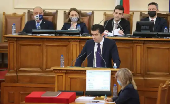 Премиерът Кирил Петков отиде изненадващо в Народното събрание Към момента