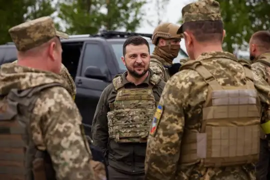Украинският президент Володимир Зеленски посети военни части на фронтовата линия