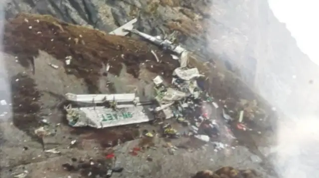 Четиринайсет тела са открити в отломките от самолета паднал върху