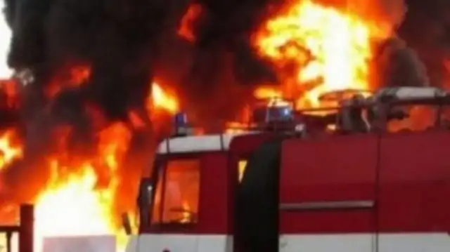 Шест автомобила и два мотоциклета са изгорели при пожар в
