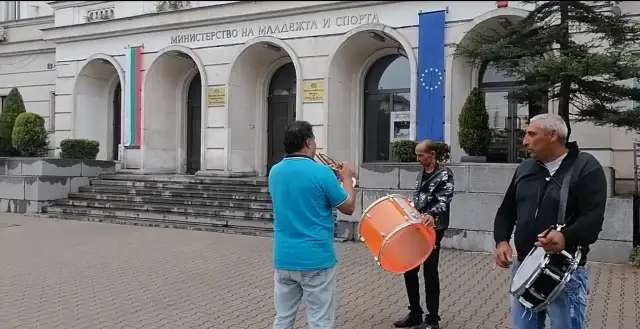 Традиционни ромски ритми огласиха бул Васил Левски в столицата в