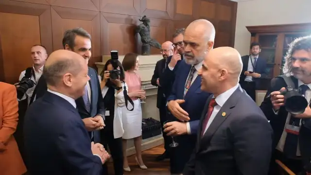 Албанският премиер Еди Рама се пошегува с македонския си колега