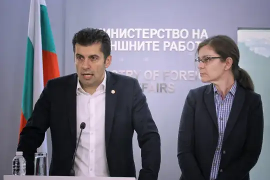 Българският министър председател Кирил Петков обеща да премахне ветото върху началото