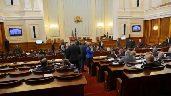 Депутатите закриха заседанието на което изслушват министрите на отбраната Драгомир