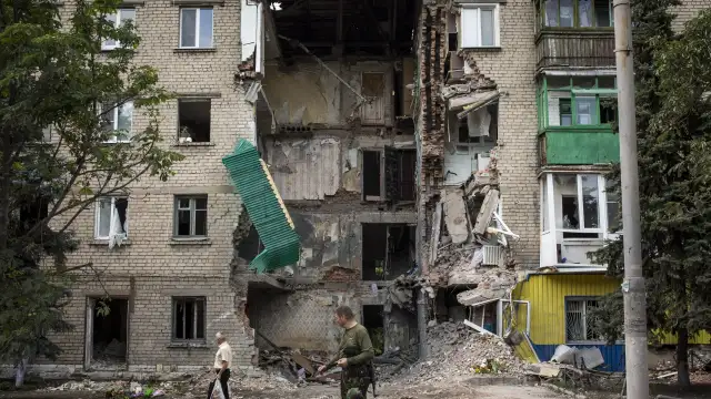 Лисичанск е бил подложен на масиран обстрел съобщават местните власти По