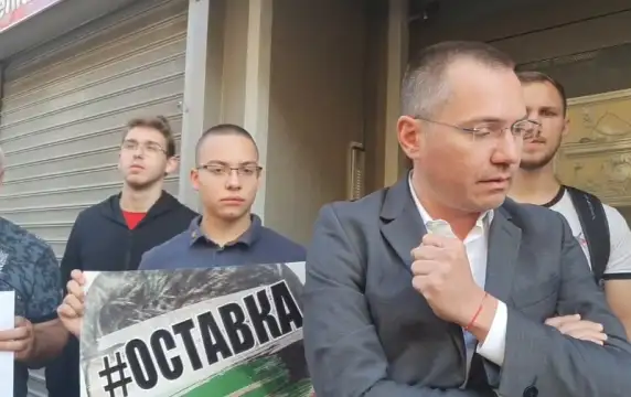 Протестиращи от ВМРО предвождани от евродепутата Ангел Джамбазки блокираха дома