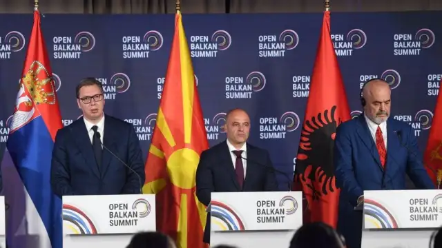 Президентът на Сърбия Александър Вучич премиерите на Северна Македония и