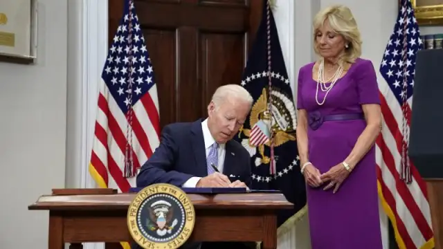 Американският президент Джо Байдън подписа законопроекта за контрол върху оръжията